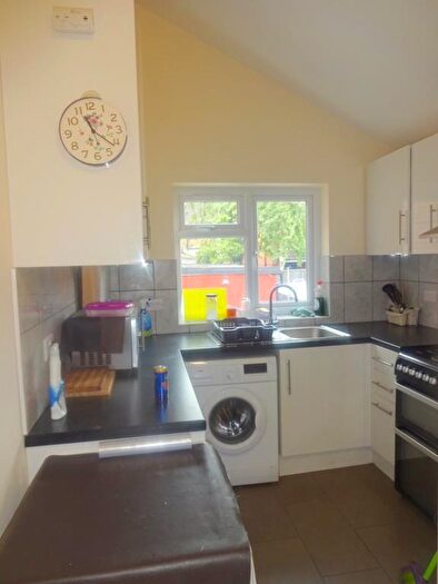 5 Bedroom Flat To Rent In High Street, Wealdstone, Harrow, Middlesex, HA3