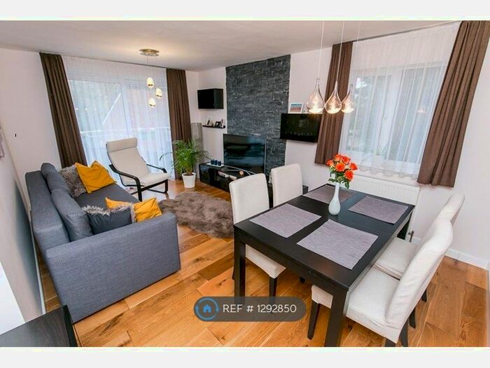 2 Bedroom Flat To Rent In Court Bushes Road, Whyteleafe CR3