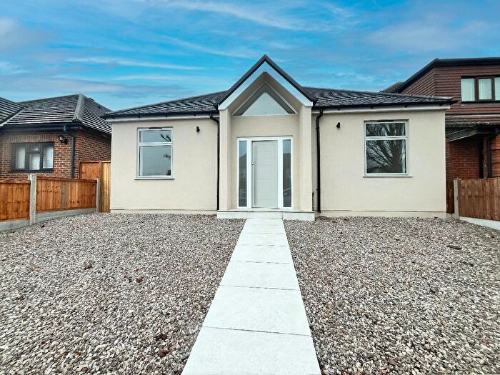 4 Bedroom Bungalow For Sale In Homeway, Romford, RM3