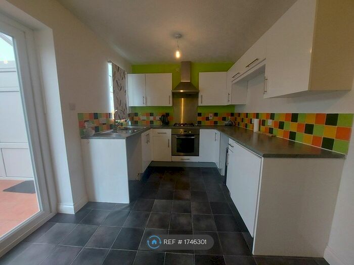 3 Bedroom Semi-Detached House To Rent In Manston Close, Leicester, LE4