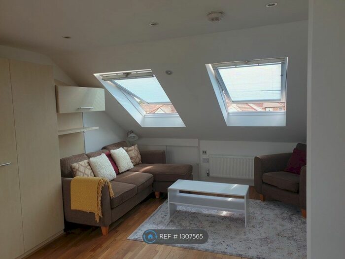 Studio To Rent In Thames Ave, Greenford UB6