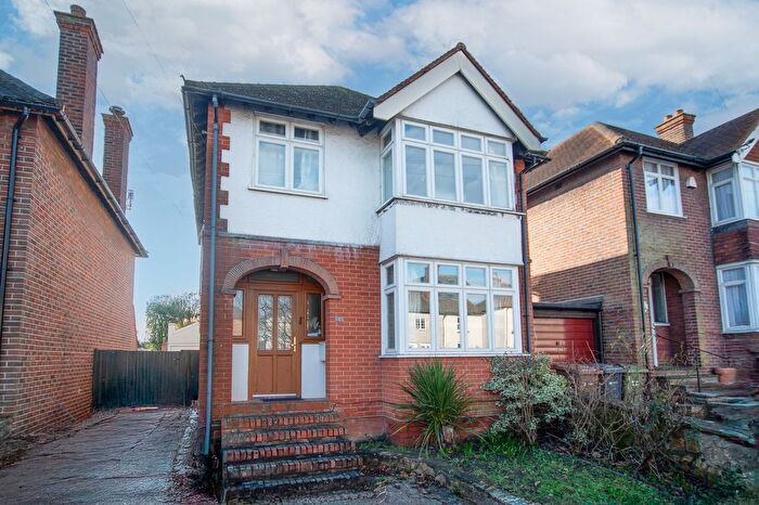 3 Bedroom Detached House For Sale In Worplesdon Road, Guildford, GU2