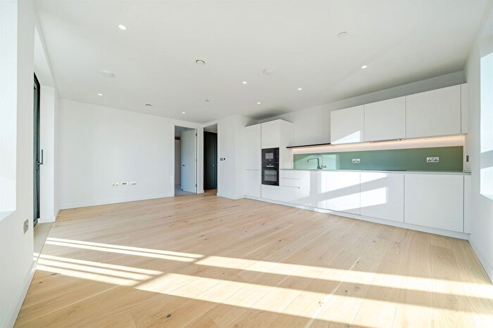 2 Bedroom Flat To Rent In Peninsula Gardens, Pilot Walk, Lower Riverside, Greenwich Peninsula, SE10