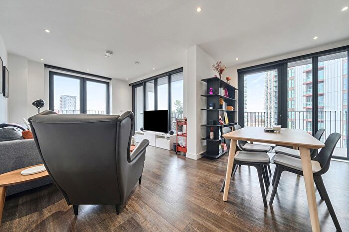 2 Bedroom Flat For Sale In Woolwich High Street, London, SE18