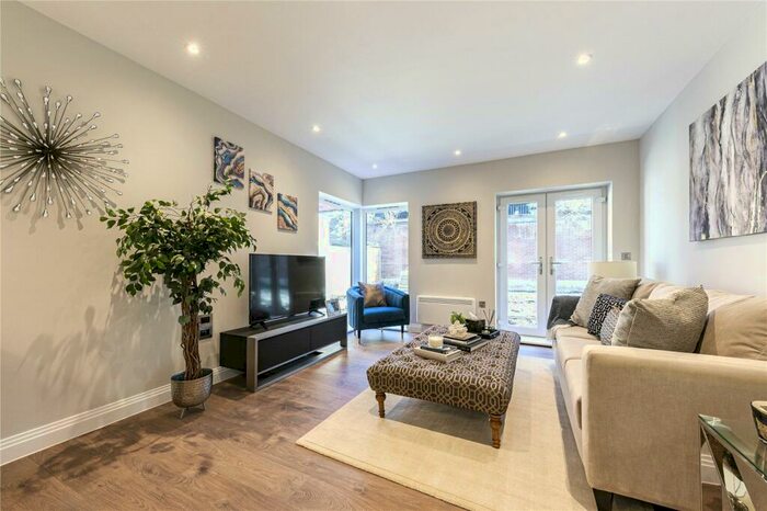 1 Bedroom Flat For Sale In Springfield Lane, Weybridge, Surrey, KT13