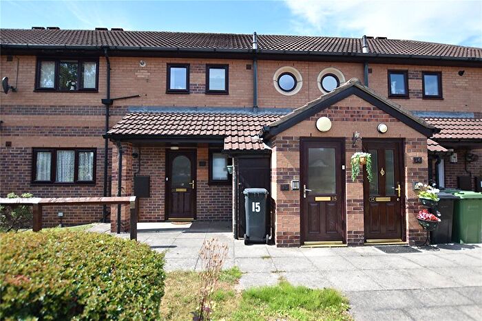 2 Bedroom Flat For Sale In Farm Court, Leeds, West Yorkshire, LS15
