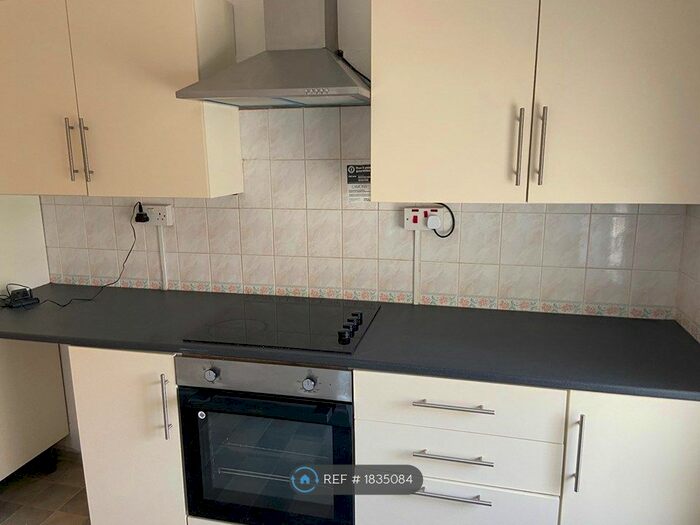 2 Bedroom Flat To Rent In Ivydene, Whitland, SA34