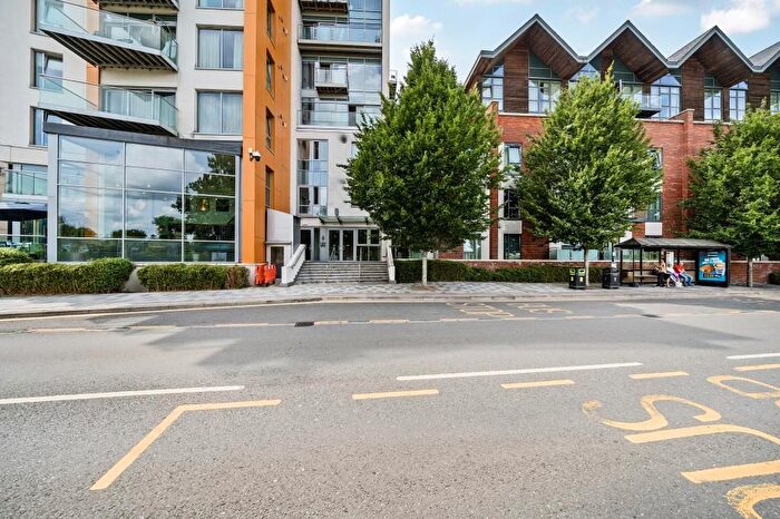 2 Bedroom Flat For Sale In Newbury, Berkshire, RG14