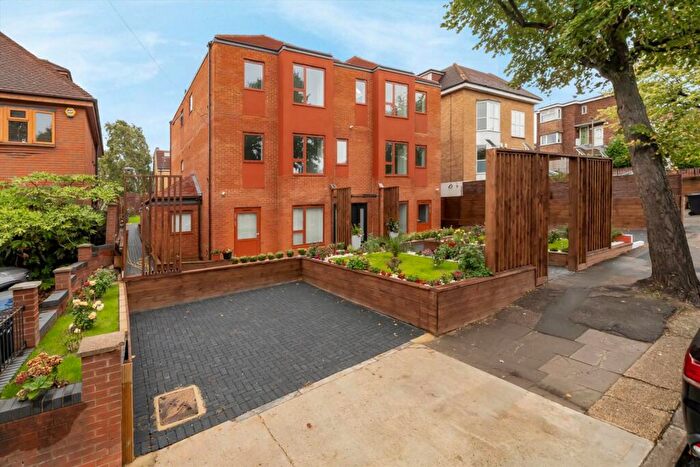 3 Bedroom Flat To Rent In Colney Hatch Lane, London, N10
