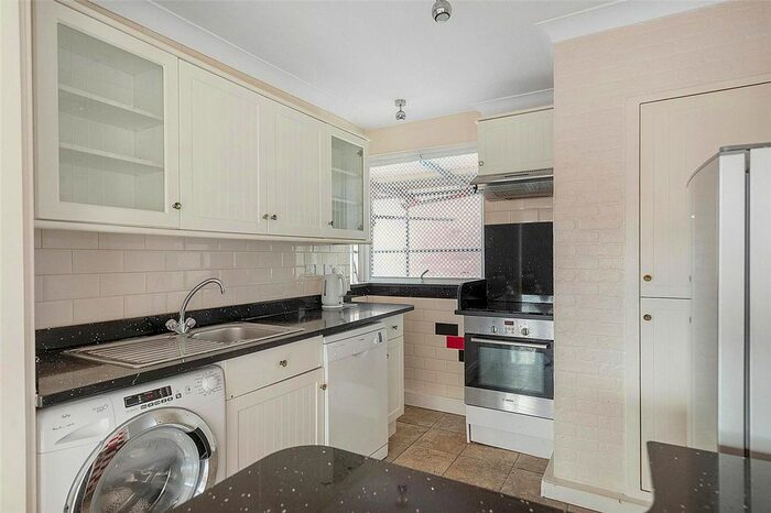 2 Bedroom Flat To Rent In Tylney Avenue, London, SE19