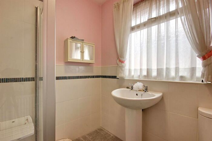 2 Bedroom Semi-Detached Bungalow For Sale In Oakdene, Cottingham, HU16