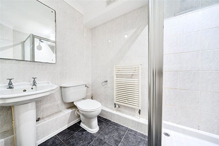 1 Bedroom Flat For Sale In Ellesmere Place, Walton-On-Thames, KT12
