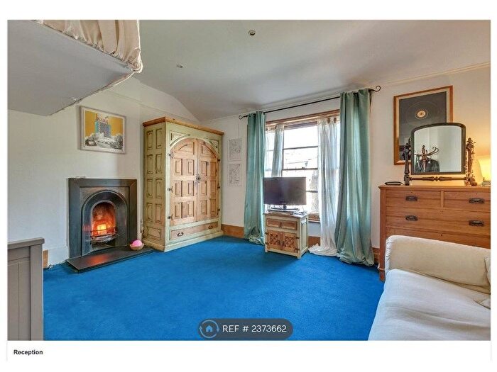 Studio To Rent In Pembridge Crescent, London, W11