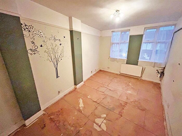 2 Bedroom Flat For Sale In Lower Addiscombe Road, Croydon, CR0