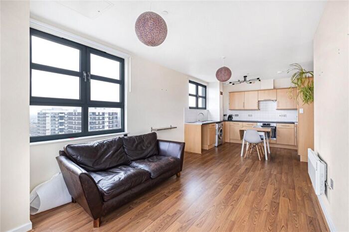3 Bedroom Apartment To Rent In Southgate Road, London, N1