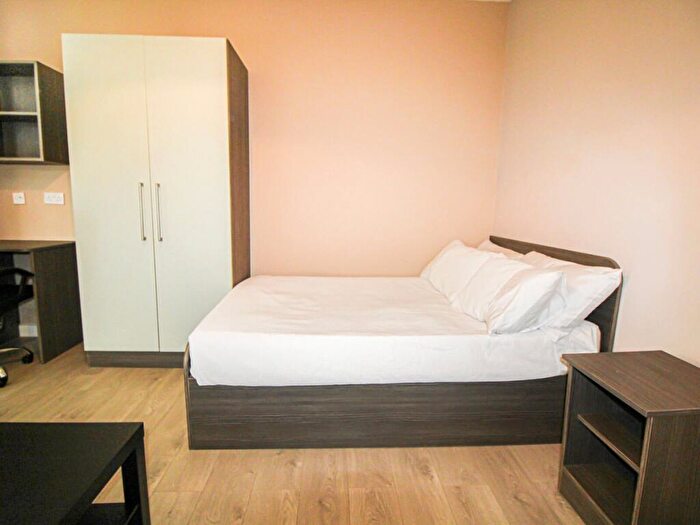 Apartment To Rent In Apt, Brudenell Road #, LS6