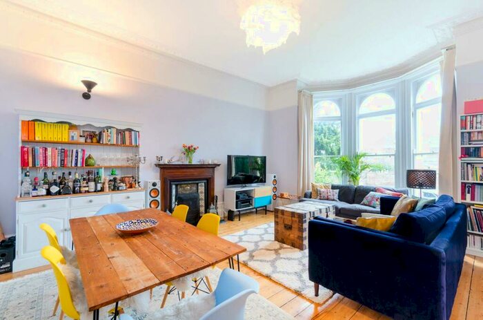 2 Bedroom Flat To Rent In Surbiton Hill Park, Surbiton, KT5