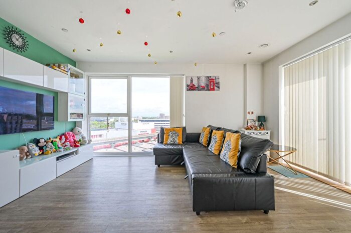3 Bedroom Flat For Sale In Wray Avenue, Silvertown, London, E16