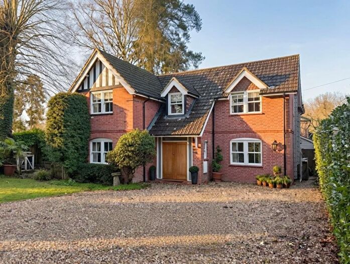 4 Bedroom Detached House For Sale In Andover Road, Newbury, RG14