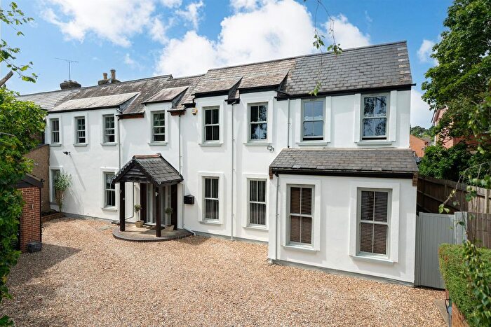 4 Bedroom Semi-detached House For Sale In High Road, Leavesden, Watford, WD25