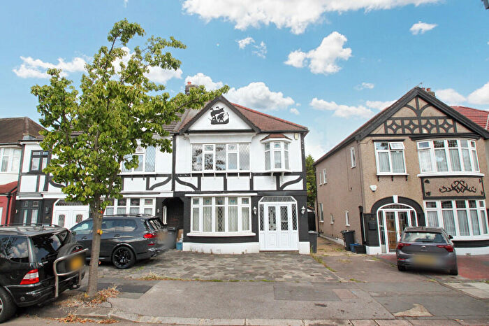 3 Bedroom Semi-Detached House To Rent In Abbotswood Gardens, Ilford, IG5