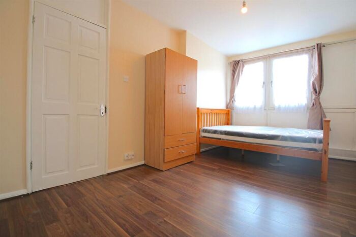 3 Bedroom Flat To Rent In Moody Street, London, E1