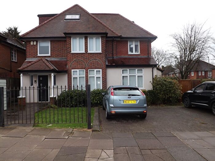 3 Bedroom Flat To Rent In Edgwarebury Lane, Edgware, HA8