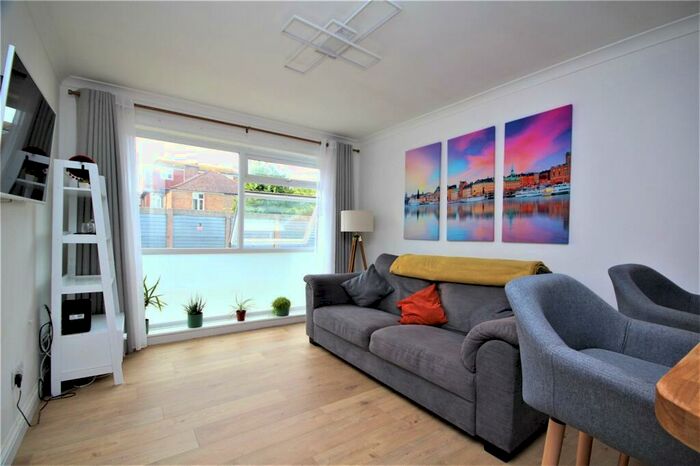 2 Bedroom Flat To Rent In Downview Road, Worthing, West Sussex, BN11