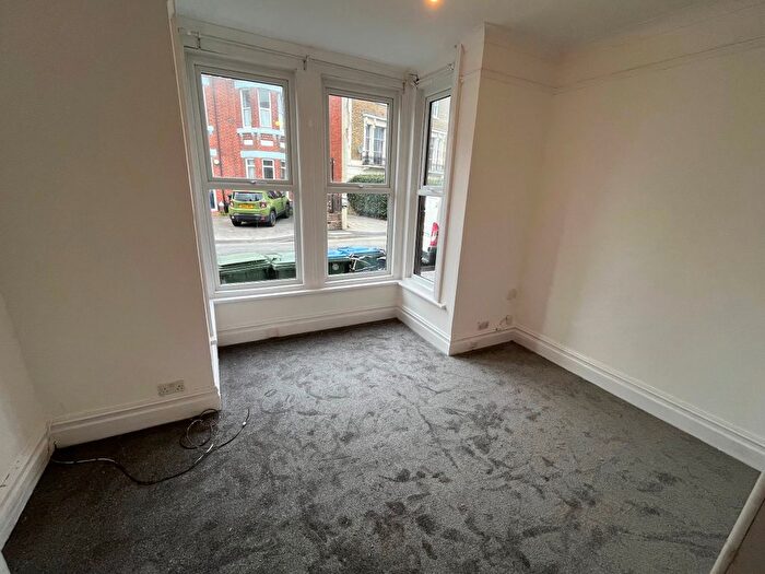 3 Bedroom Flat To Rent In Flat, The Polygon, Southampton, SO15