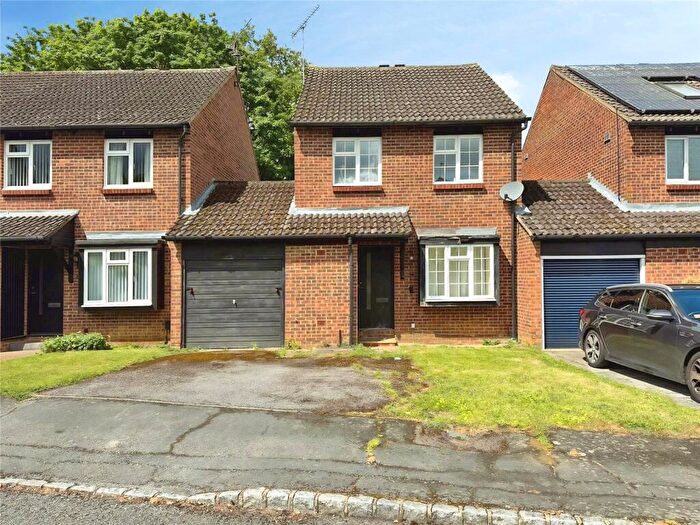 3 Bedroom House For Sale In Alterton Close, Woking, Surrey, GU21