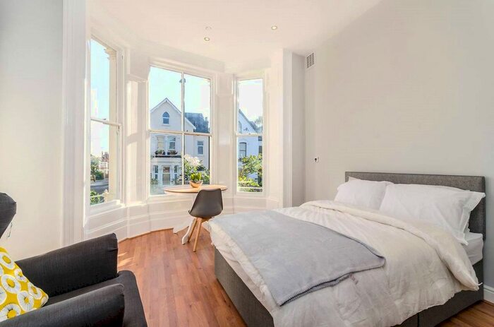 1 Bedroom Flat To Rent In Woodstock Grove, London, W12