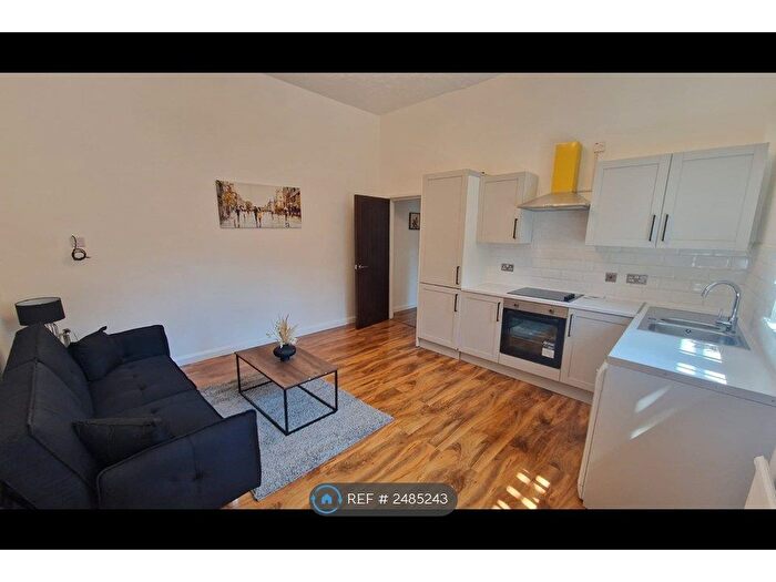 3 Bedroom Flat To Rent In Polygon Road, Manchester, M8
