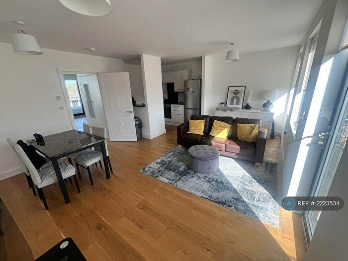 2 Bedroom Flat To Rent In The Broadway, Crawley, RH10