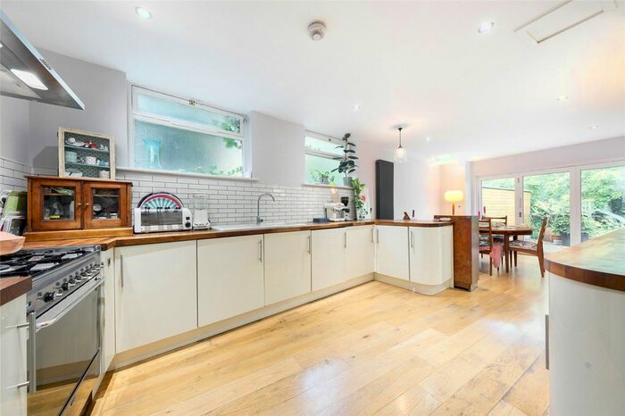 3 Bedroom Maisonette To Rent In Bryantwood Road, Islington, N7