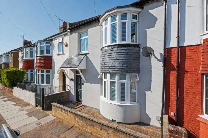 4 Bedroom Terraced House For Sale In Lansdowne Road, Chatham, ME4