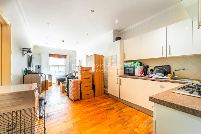 3 Bedroom Apartment To Rent In Stoke Newington Road, Stoke Newington, London, N16