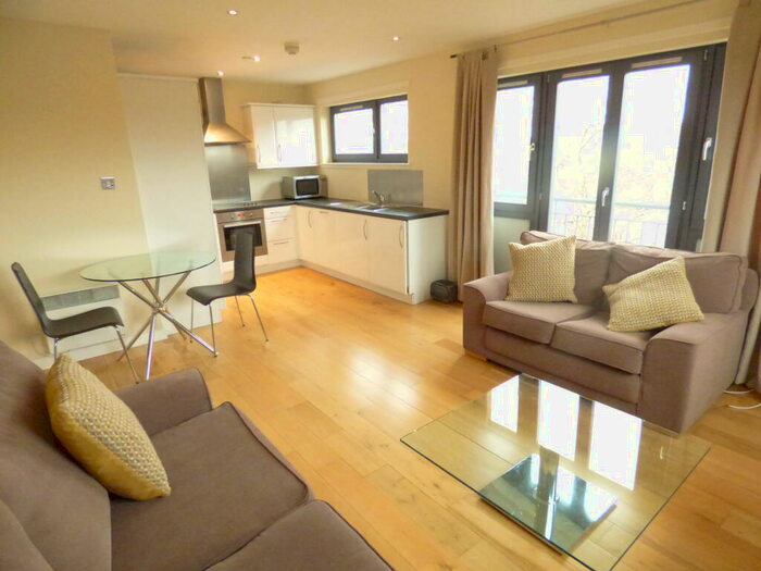 2 Bedroom Apartment To Rent In White Cart Court, Shawlands, G43