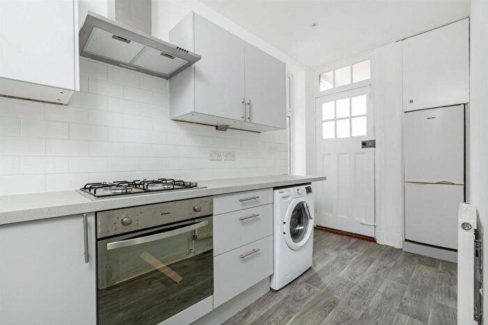 3 Bedroom Flat To Rent In Penrhyn Crescent, East Sheen, SW14