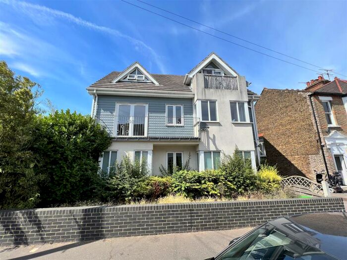 2 Bedroom Apartment To Rent In South Avenue, Southend-On-Sea, SS2