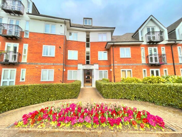 2 Bedroom Apartment To Rent In Park View Close, St. Albans, Hertfordshire, AL1