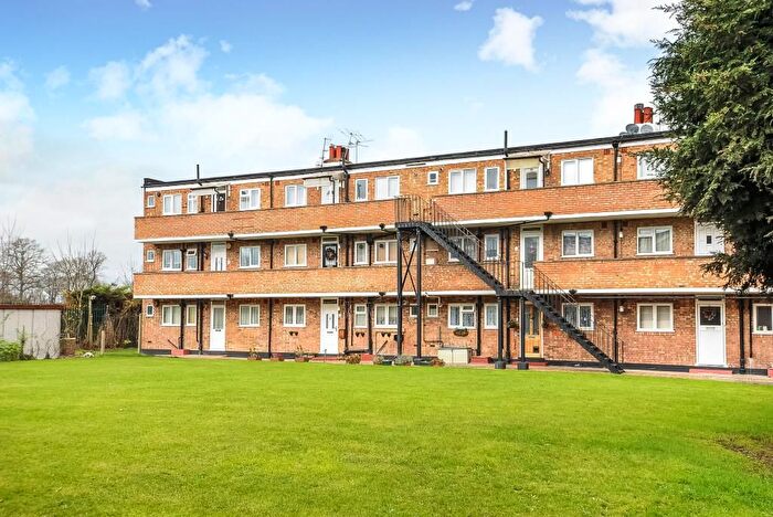 2 Bedroom Flat To Rent In Oakhall Drive, Sunbury-On-Thames, TW16