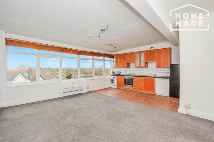 2 Bedroom Maisonette To Rent In Colney Hatch Lane, London, N10