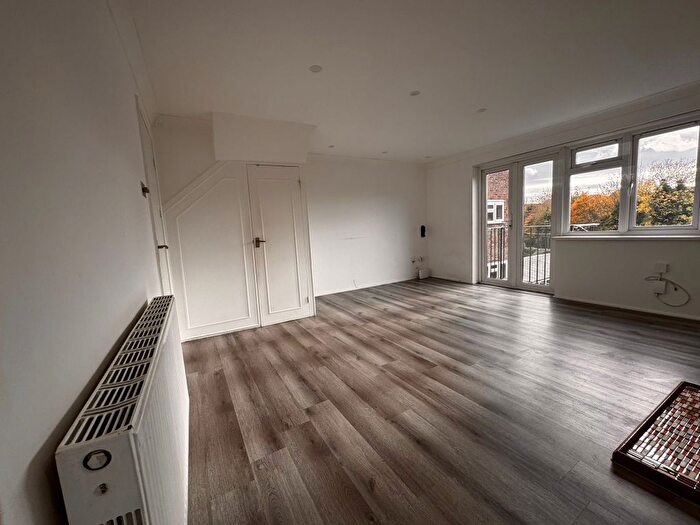 3 Bedroom Flat To Rent In Jeremys Green, London, N18