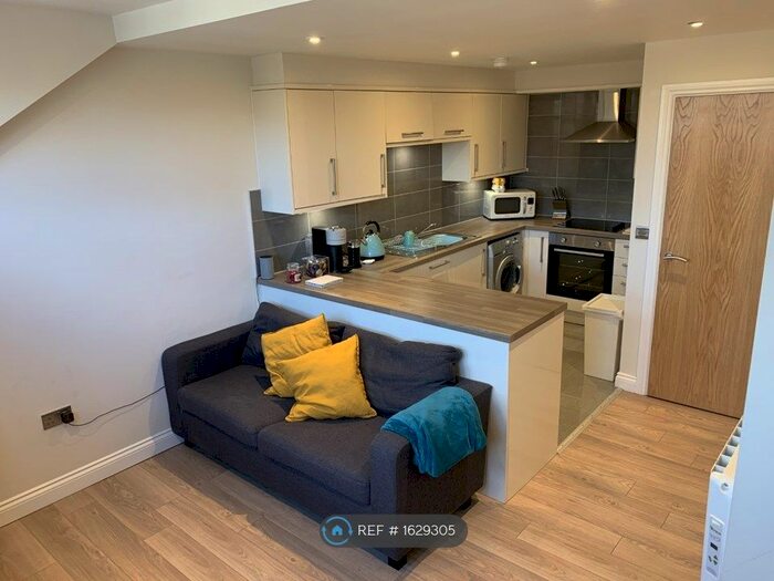 2 Bedroom Flat To Rent In Headingley Lane, Leeds, LS6