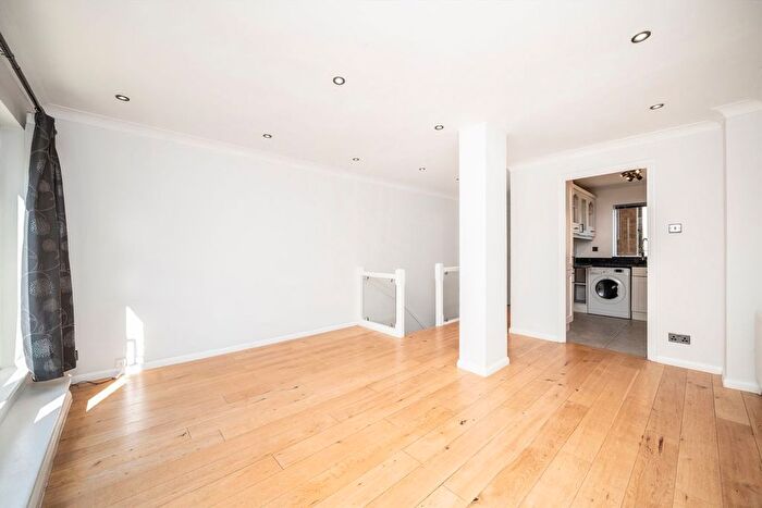 Maisonette To Rent In Welland Mews, Wapping, E1W