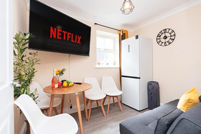 2 Bedroom Flat To Rent In Richmond Park Road, Bournemouth, BH8