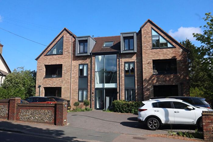 2 Bedroom Property For Sale In Woodcote Grove Road, Coulsdon, CR5