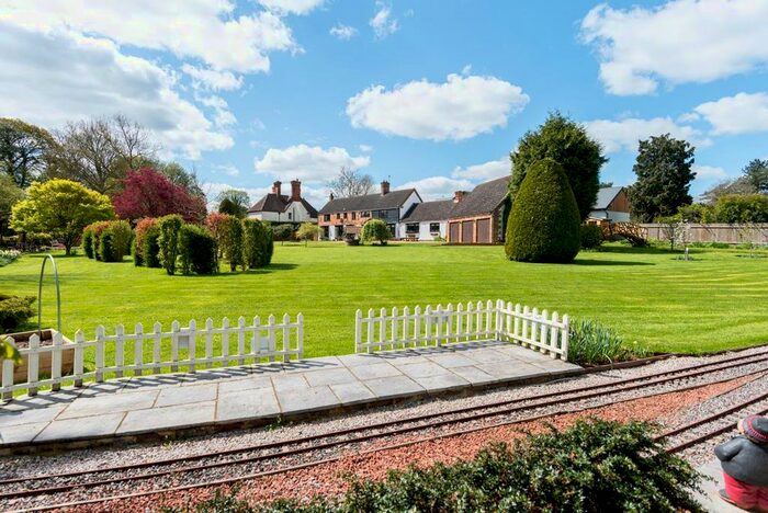 5 Bedroom Detached House For Sale In Woburn Road, Little Brickhill, Buckinghamshire, MK17