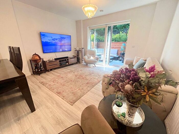 2 Bedroom Flat To Rent In Bunns Lane, London, NW7