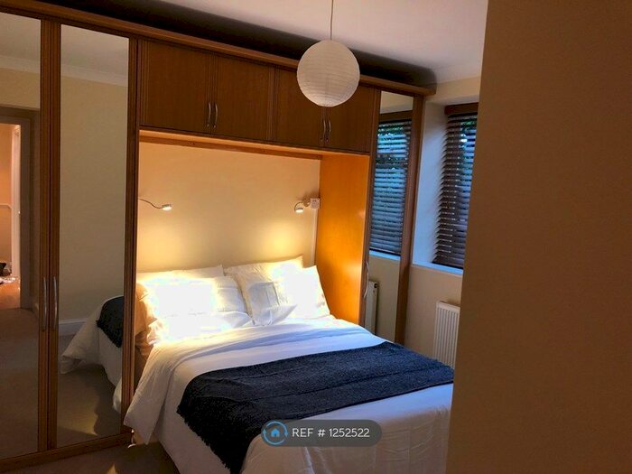 2 Bedroom Flat To Rent In Beverley Gate House, London, SW15